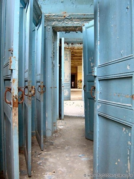 Hôpital Le Valdor - (c) Forbidden Places - Sylvain Margaine - Les toilettes et le bleu hôpital