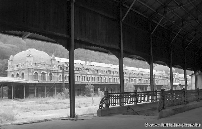 Gare de Canfranc - (c) Forbidden Places - Sylvain Margaine - Vue de la gare depuis le quai suivant. Une dizaine de voies séparent les deux quais.