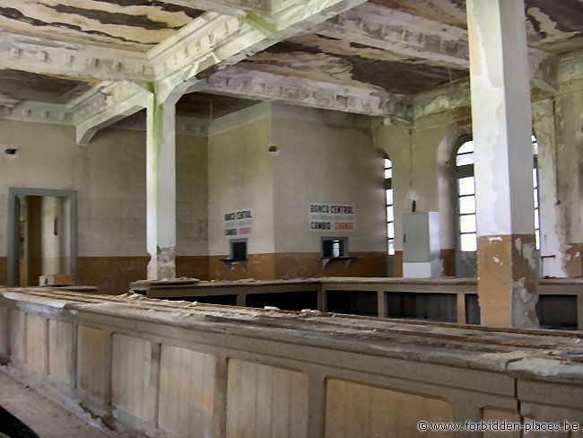 Gare de Canfranc - (c) Forbidden Places - Sylvain Margaine - Le bureau de change