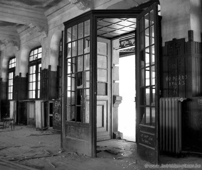 Gare de Canfranc - (c) Forbidden Places - Sylvain Margaine - Une des 150 portes vitrées...