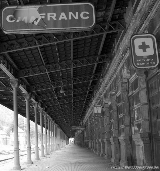 Gare de Canfranc - (c) Forbidden Places - Sylvain Margaine - Le quai espagnol, toujours en service
