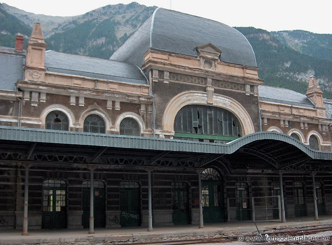 Gare de Canfranc - (c) Forbidden Places - Sylvain Margaine - Vue de l'entrée principale