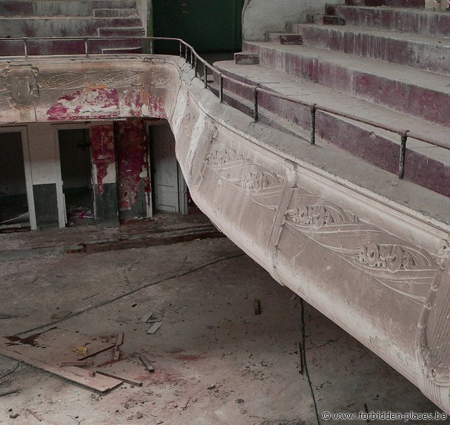 El Cine Teatro Varia - (c) Forbidden Places - Sylvain Margaine - Balcony's guardrail