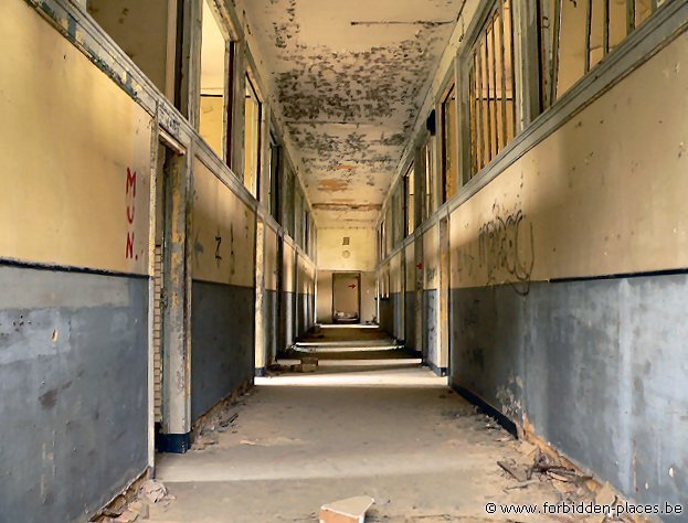 SNCB abandoned building - (c) Forbidden Places - Sylvain Margaine - Looooong corridor