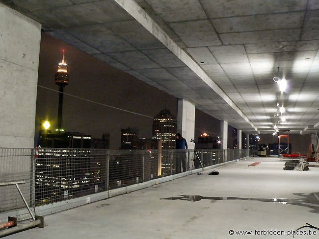 Australian rooftops - (c) Forbidden Places - Sylvain Margaine - Sydney, dangerous pose