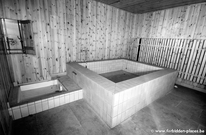 La piscine de la Sauvenière - (c) Forbidden Places - Sylvain Margaine - Le sauna. La photo a été prise dans le noir complet