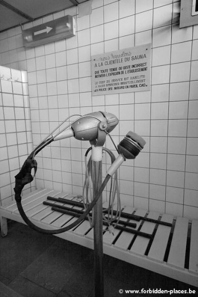 La piscine de la Sauvenière - (c) Forbidden Places - Sylvain Margaine - Le vestiaire du sauna avec la machine à ultrasons