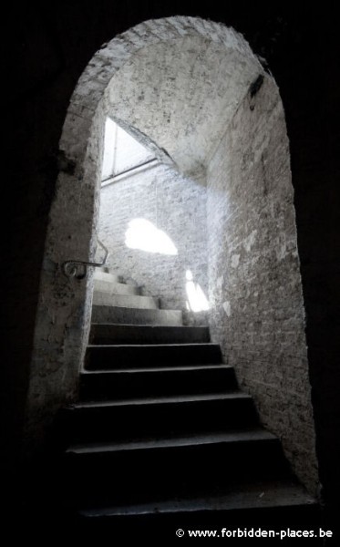 La crypte abandonnée - (c) Forbidden Places - Sylvain Margaine - Descente au sous-sol