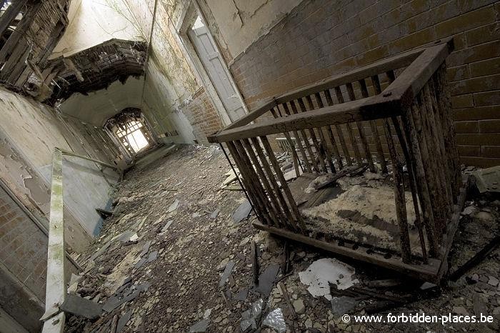 Hellingly hospital (East sussex mental asylum) - (c) Forbidden Places - Sylvain Margaine - Corridor & baby parc