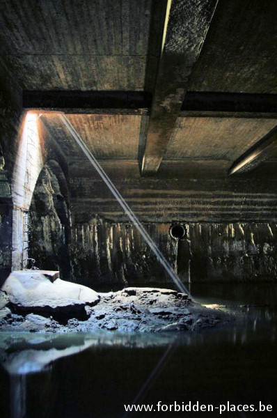 Las alcantarillas de Bruselas - (c) Forbidden Places - Sylvain Margaine - Well with ladder leading to the underground river Senne