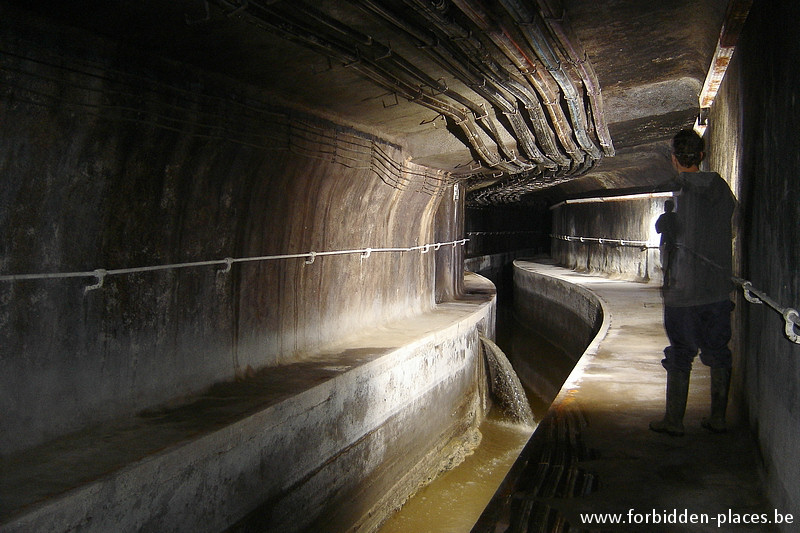 Las alcantarillas de Bruselas - (c) Forbidden Places - Sylvain Margaine - Discharge machines to a huge basin just below.