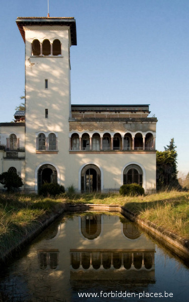 Le château Bijou - (c) Forbidden Places - Sylvain Margaine - 7 Vue du château derrière le bassin