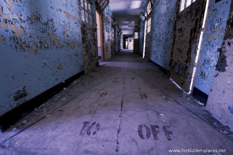 L'asile de Greystone - (c) Forbidden Places - Sylvain Margaine - 1- Bienvenue. Dans le couloir des chambres d'isolement, les patient 'libres' pouvaient, sous le regard des enfermés, jouer au palet...