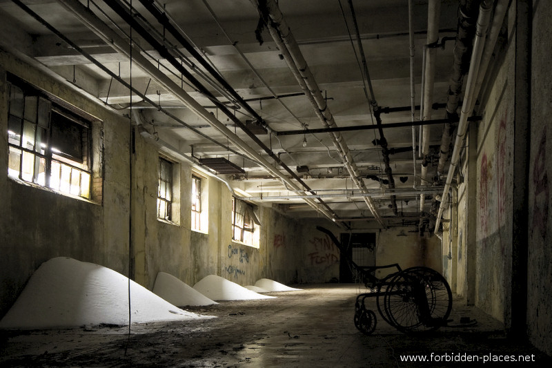 New Jersey State Hospital for the Insane - (c) Forbidden Places - Sylvain Margaine - 11 - Snow in the basement.