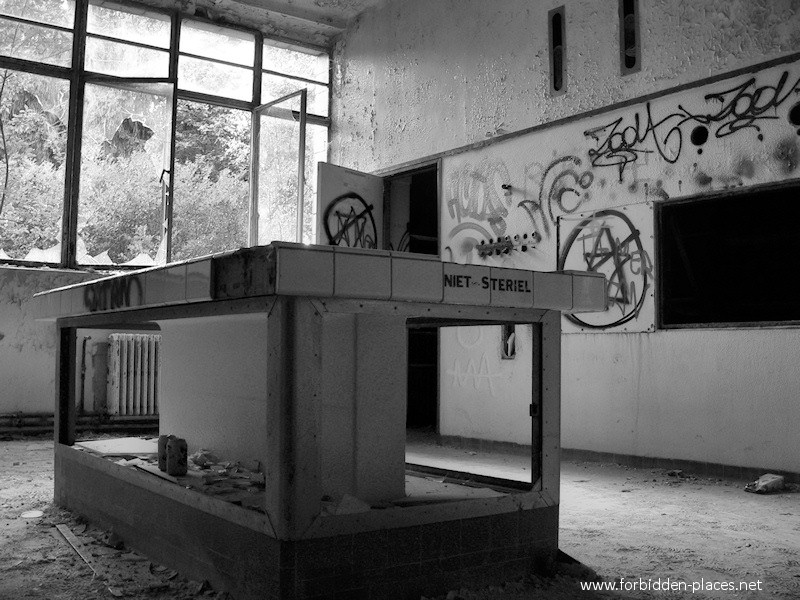 Le Sanatorium Joseph Lemaire - (c) Forbidden Places - Sylvain Margaine - 7 - Table non stérile.