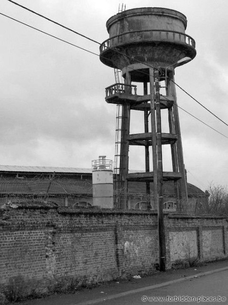 Minas de carbón de Gouffre - (c) Forbidden Places - Sylvain Margaine - A watertower nearby