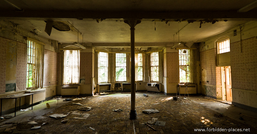 Cane Hill Asylum - (c) Forbidden Places - Sylvain Margaine - 4- Day room.