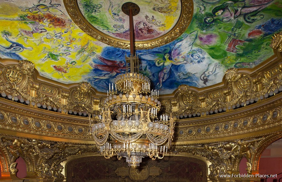 La Ópera Garnier - (c) Forbidden Places - Sylvain Margaine - 9 - The great auditorium chandelier and the Chagall's frescos.
