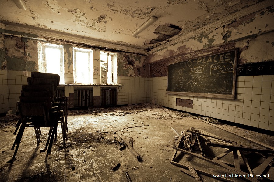 The Castle of Noisy - Miranda - (c) Forbidden Places - Sylvain Margaine - 12 - The classroom, in the basement.