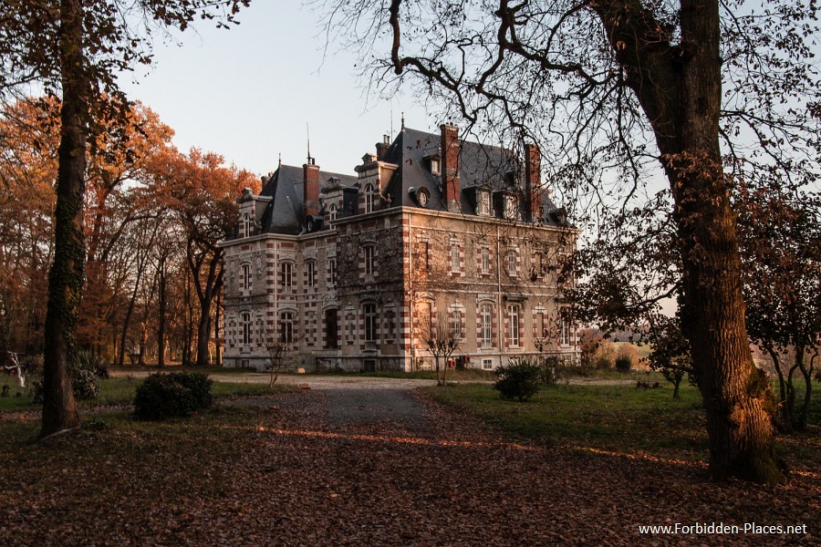 Châteaux abandonnés du Sud-Ouest - (c) Forbidden Places - Sylvain Margaine - 2- Le chateau de Mont.
