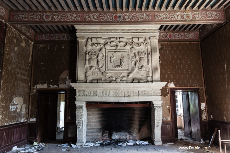 Abandoned Castles from South West of France - (c) Forbidden Places - Sylvain Margaine - 3- Enormous fireplace.