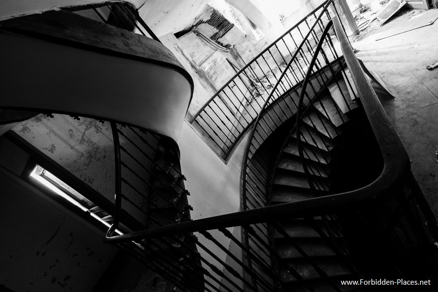 Abandoned Castles from South West of France - (c) Forbidden Places - Sylvain Margaine - 5- Mixed stairs.