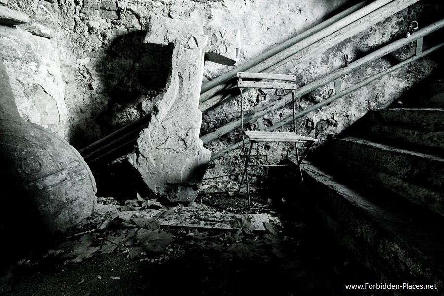 Châteaux abandonnés du Sud-Ouest - (c) Forbidden Places - Sylvain Margaine - 8- Decouverte dans la cave.