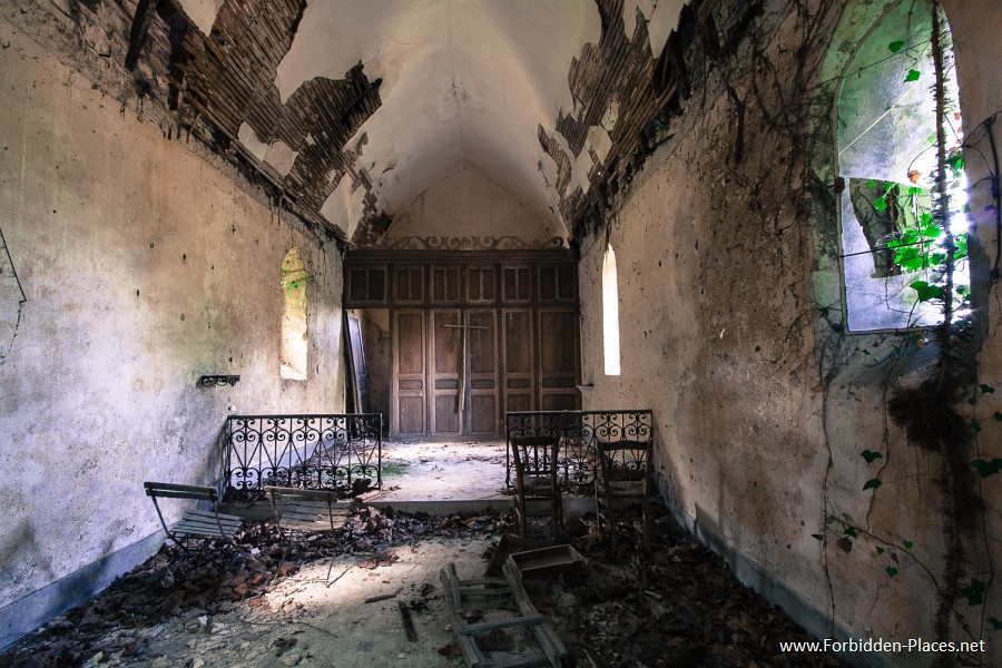Abandoned Castles from South West of France - (c) Forbidden Places - Sylvain Margaine - 9-  Private chapel.