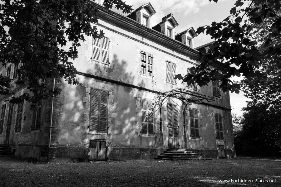 Châteaux abandonnés du Sud-Ouest - (c) Forbidden Places - Sylvain Margaine - 18 - Closed (2)