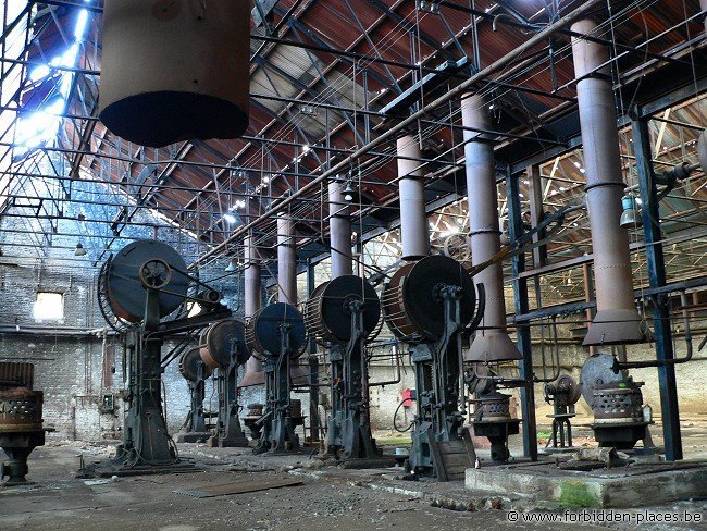 Untighten bolt factory - (c) Forbidden Places - Sylvain Margaine - Rust & colors