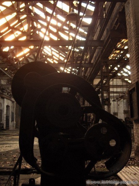 Untighten bolt factory - (c) Forbidden Places - Sylvain Margaine - Gears